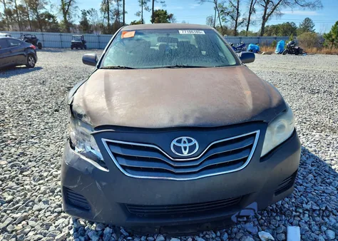 2011 Toyota Camry Base z USA, uszkodzony, nr VIN 4T1BF3EK7BU185528